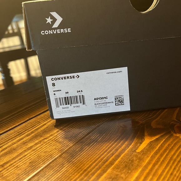NEW IN BOX CONVERSE - Picture 4 of 4